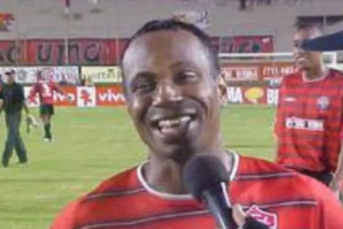 Edílson Capetinha com a camisa do Vitória por Reprodução 