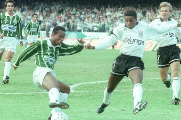 Edílson Capetinha coma a camisa do Palmeiras por Reprodução/Redes sociais