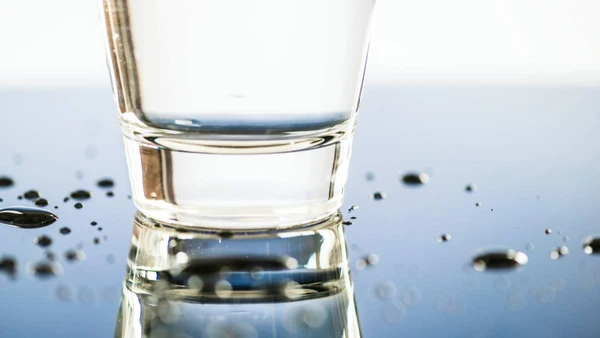 Entenda os processos químicos que transformam a água pura em uma substância cara e imprópria para o consumo