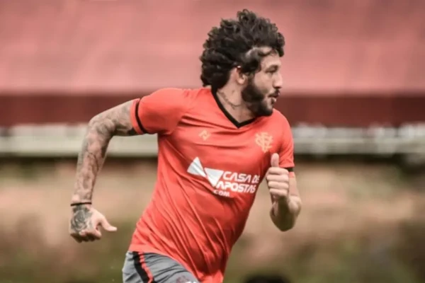 Fernando Neto com a camisa do Vitória por Pietro Carpi/EC Vitória