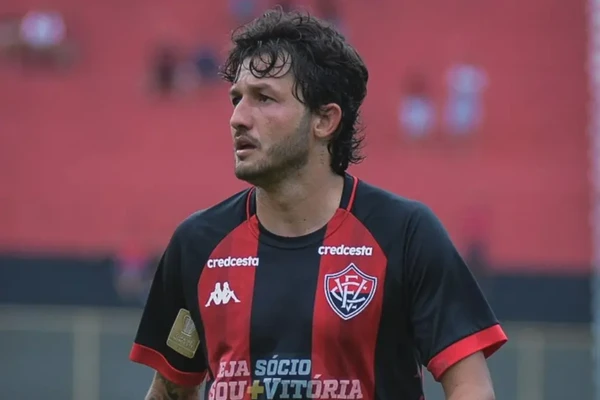 Fernando Neto com a camisa do Vitória