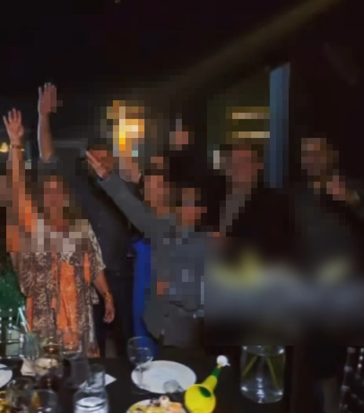 Gesto similar a saudação nazista por Reprodução