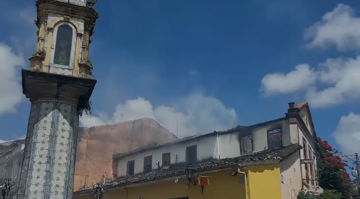 Incêndio atinge casarão no Santo Antônio Além do Carmo por Ian Inácio/CORREIO