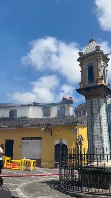 Incêndio atinge casarão no Santo Antônio Além do Carmo por Ian Inácio/CORREIO