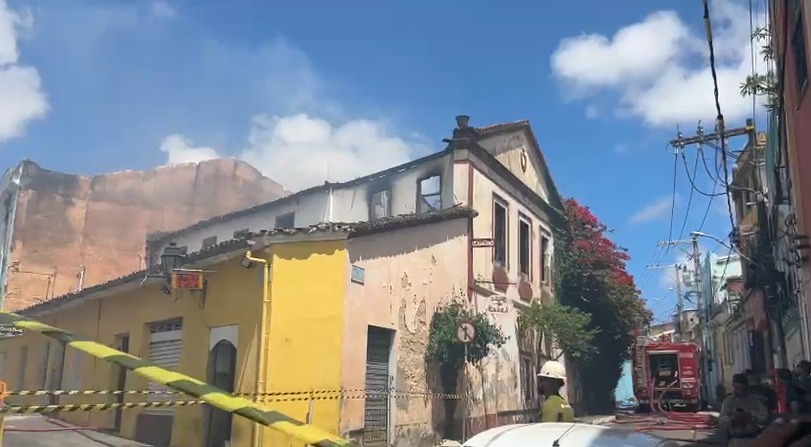 Incêndio atinge casarão no Santo Antônio Além do Carmo por Ian Inácio/CORREIO