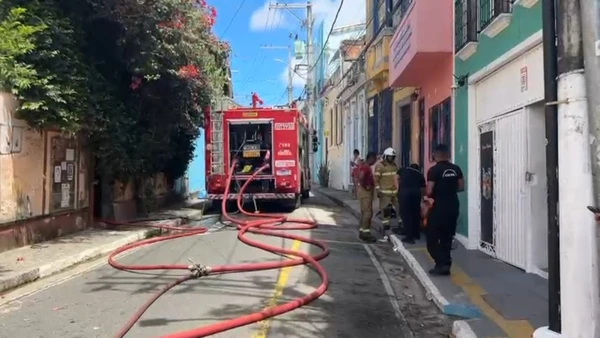 Incêndio atinge casarão no Santo Antônio Além do Carmo por Ian Inácio/CORREIO