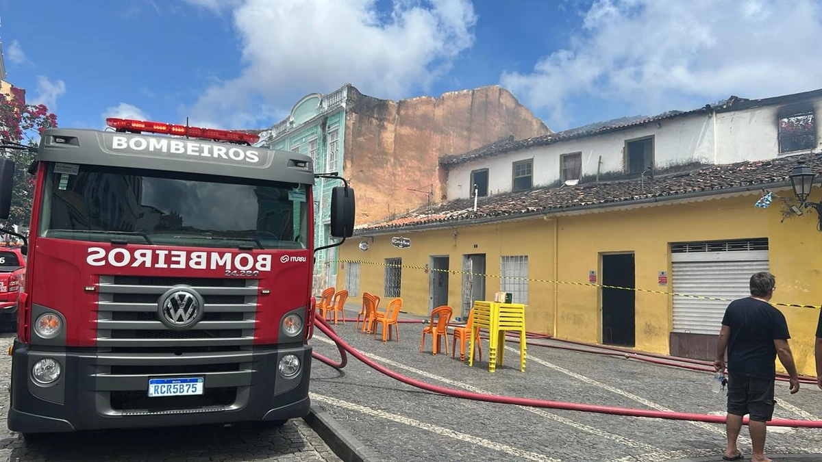 Incêndio atinge casarão no Santo Antônio Além do Carmo por Yan Inácio/CORREIO
