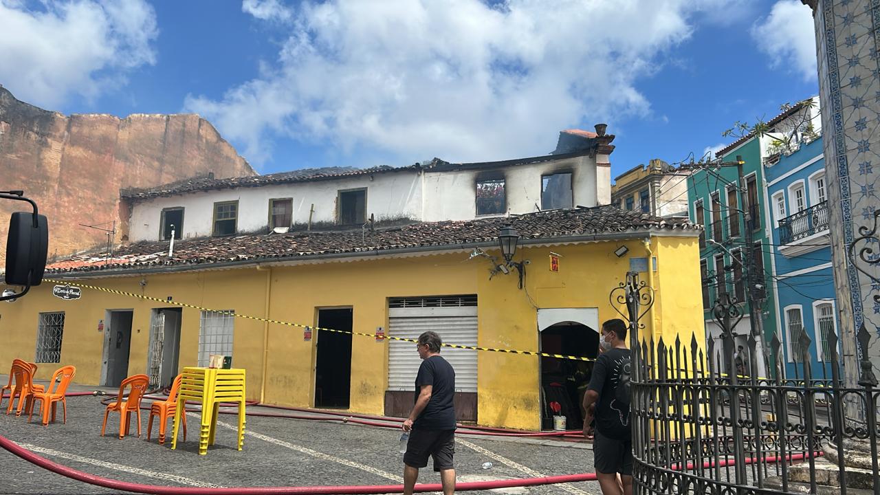 Incêndio atinge casarão no Santo Antônio Além do Carmo por Yan Inácio/CORREIO