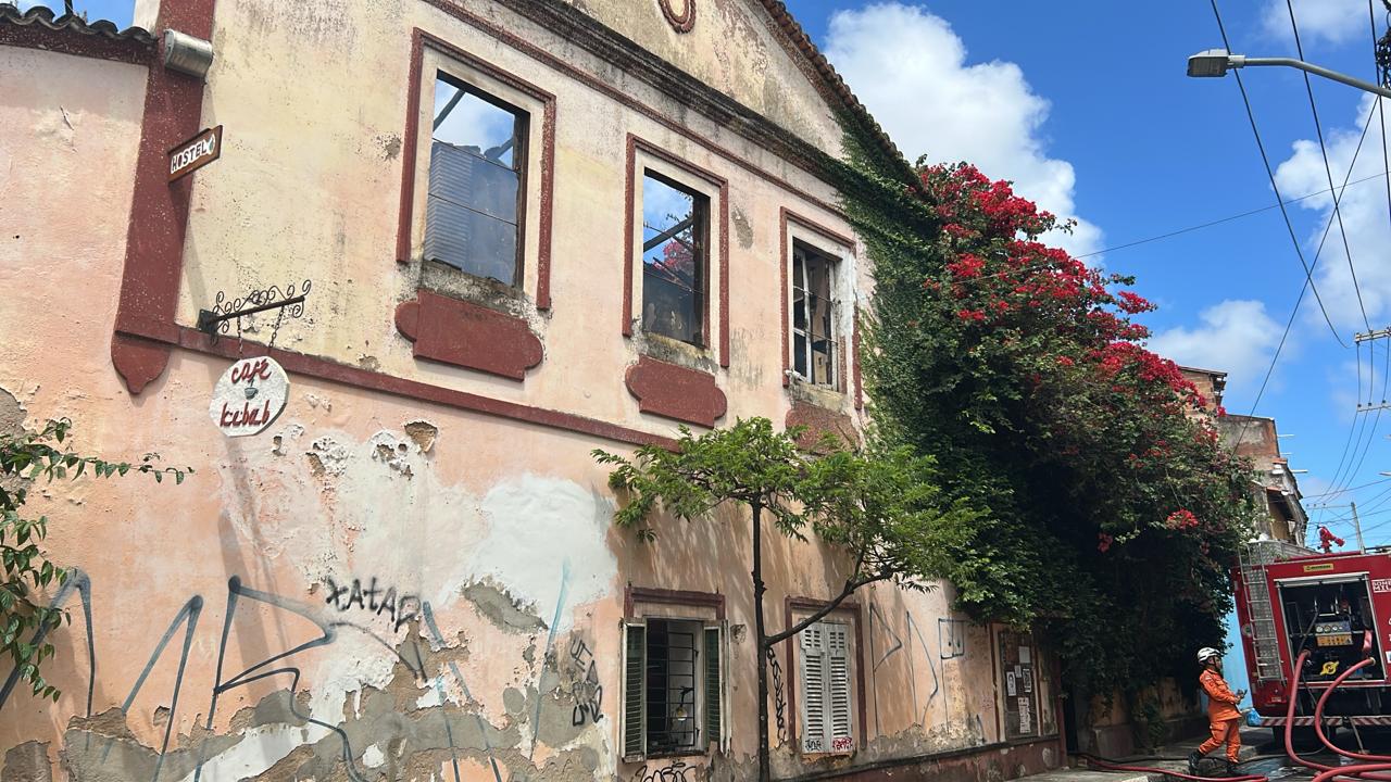 Incêndio atinge casarão no Santo Antônio Além do Carmo por Yan Inácio/CORREIO