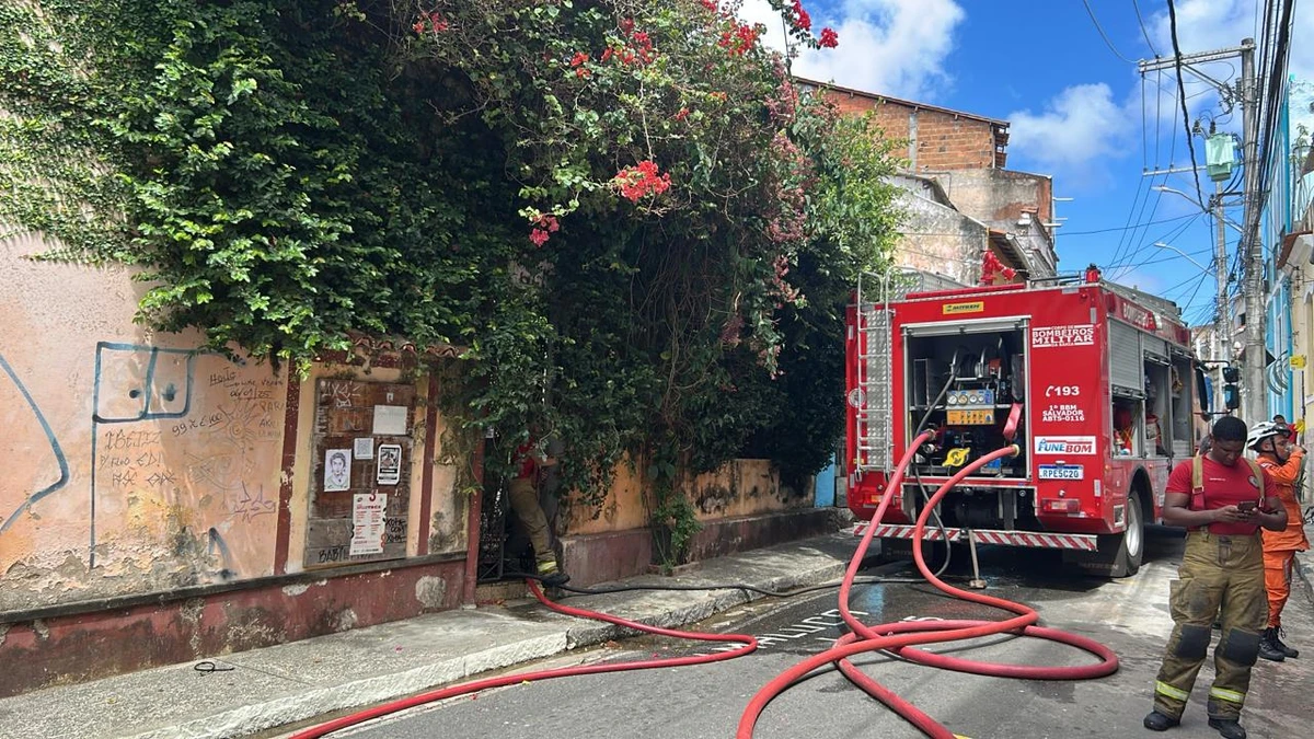 Incêndio atinge casarão no Santo Antônio Além do Carmo por Yan Inácio/CORREIO