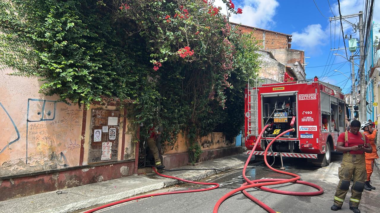 Incêndio atinge casarão no Santo Antônio Além do Carmo por Yan Inácio/CORREIO