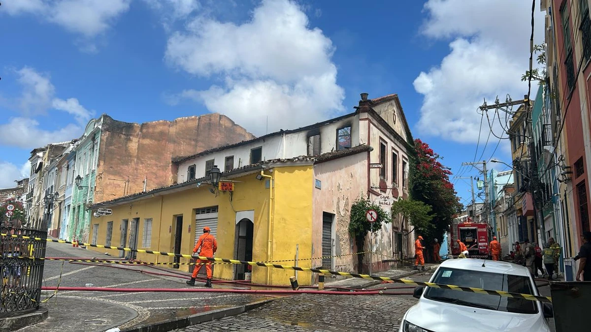 Incêndio atinge casarão no Santo Antônio Além do Carmo por Yan Inácio/CORREIO
