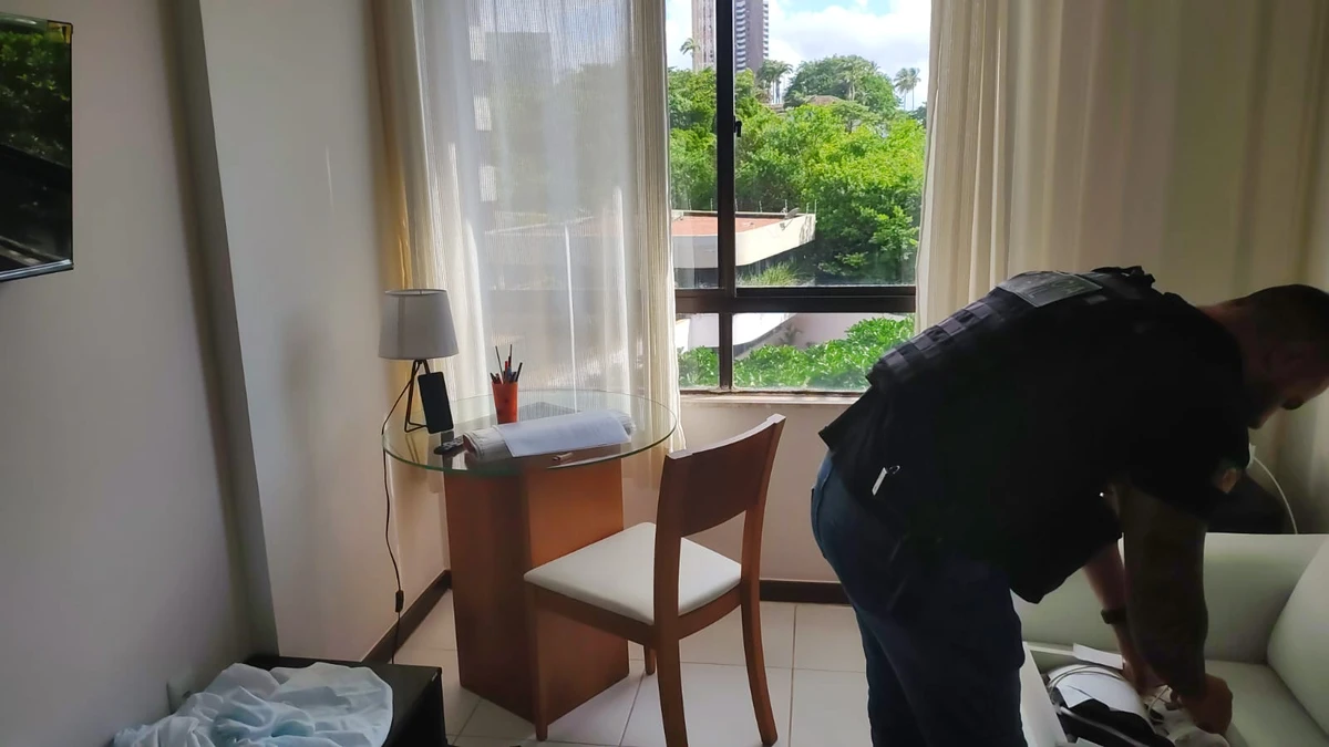 Polícia realizou operação no apartamento do suspeito em Salvador