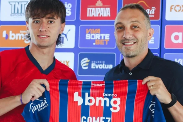 Román Gómez com a camisa do Bahia por Letícia Martins/EC Bahia