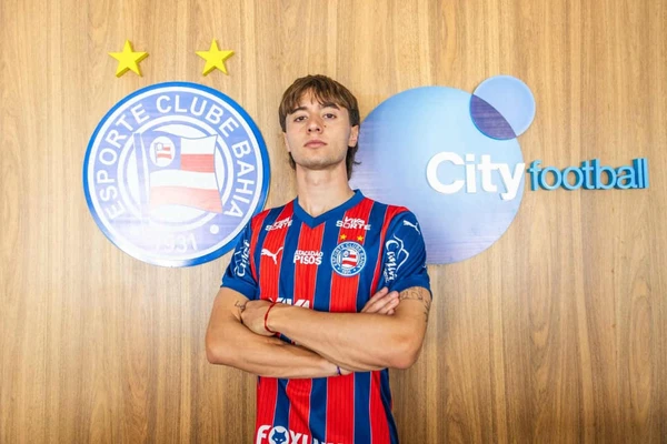 Román Gómez com a camisa do Bahia por Divulgação/EC Bahia