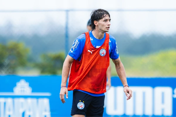 Román Gómez com a camisa do Bahia por Letícia Martins/EC Bahia