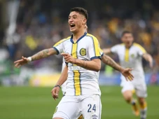 Imagem - Futuro atacante do Bahia recebe uma garrafada durante clássico na Argentina