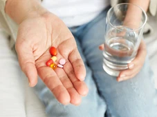 Imagem - Médicos fazem alerta: uso prolongado de omeprazol pode afetar saúde óssea e está ligado ao aumento do risco de câncer