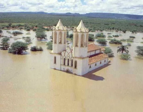 Igreja Matriz de Petrolândia que, hoje, está completamente submersa  por Bruno Capelii / Wikimedia Commons / Creative Commons