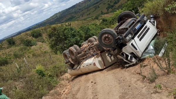 Carro-pipa tomba na zona rural de Pedrão