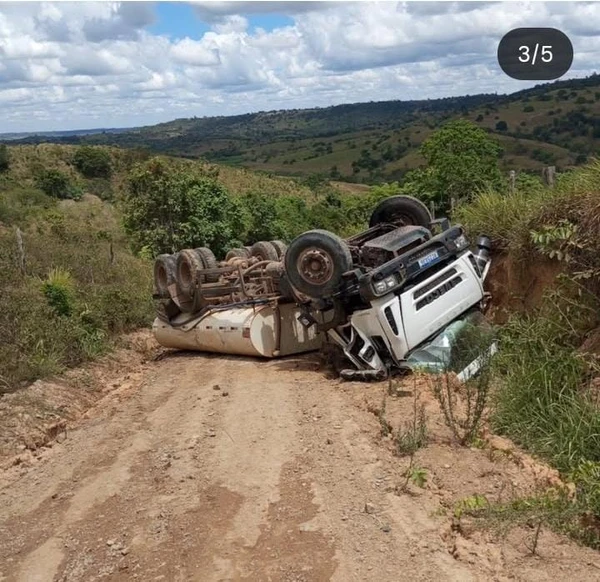 Carro-pipa tomba na zona rural de Pedrão por Reprodução