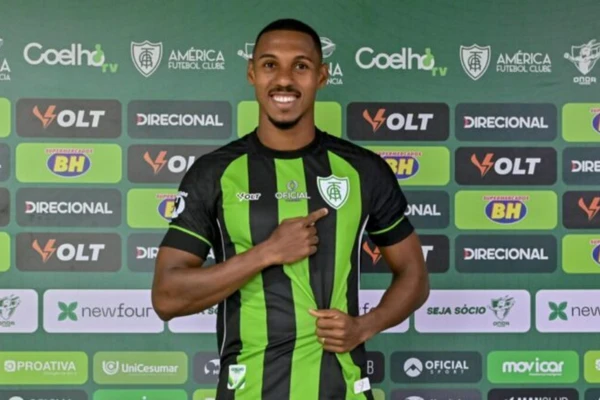 Léo Alaba com a camisa do América-MG