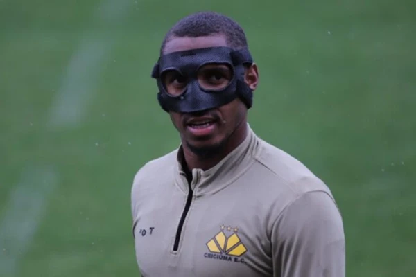 Léo Alaba pelo Cricúma  por Celso da Luz/CEC