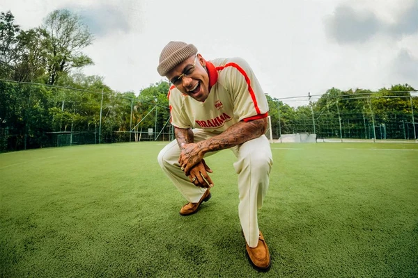 Léo Santana dá spoiler de abadá do Camarote Brahma