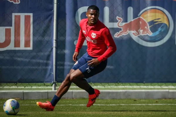 Nathan Mende pelo Bragantino  por Ari Ferreira/RB Bragantino 