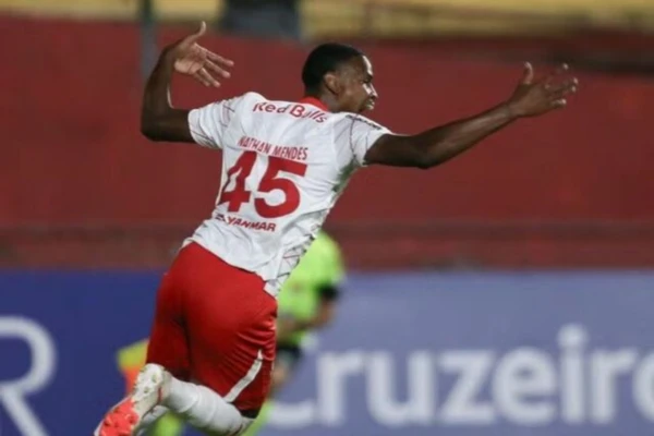 Nathan Mende pelo Bragantino  por Ari Ferreira/RB Bragantino 