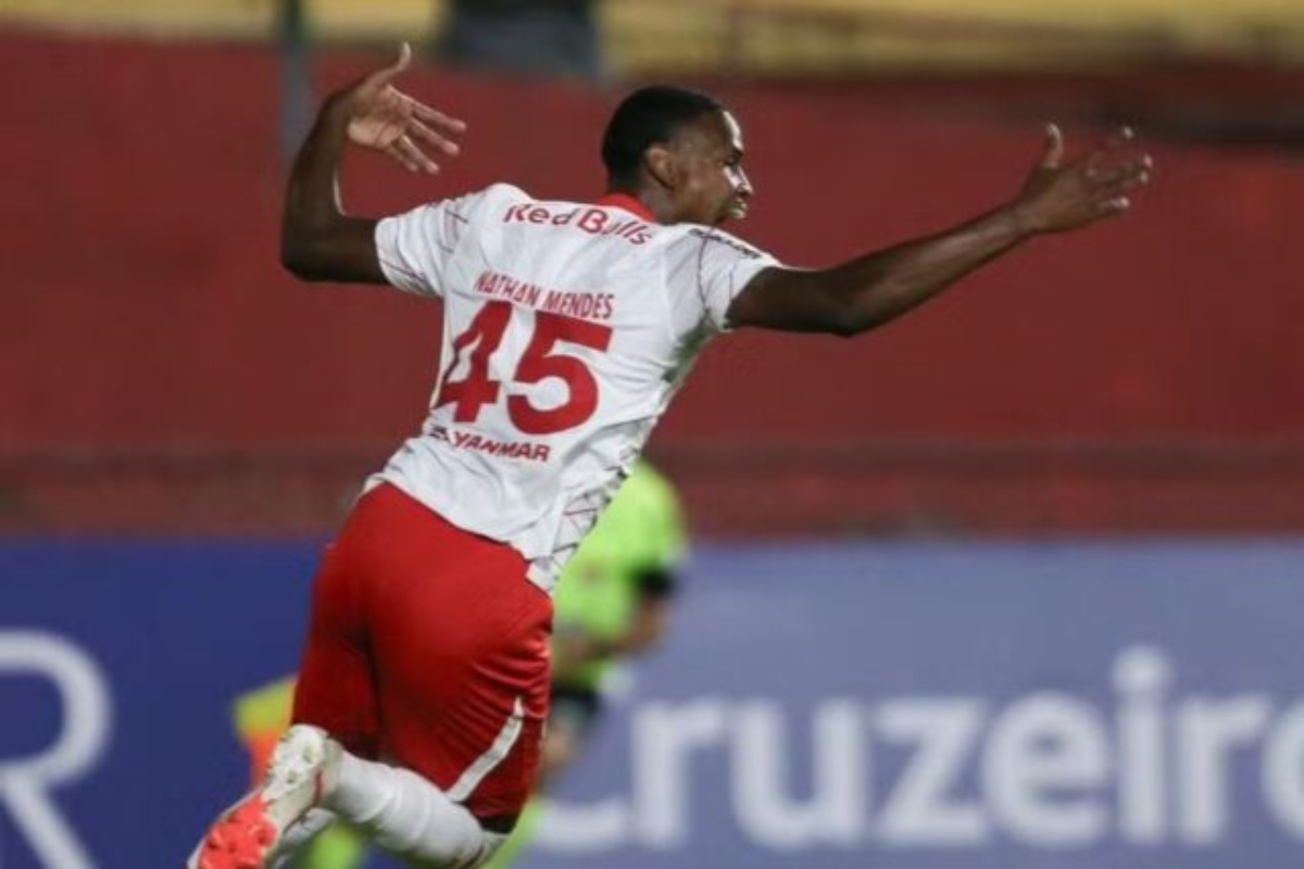 Nathan Mende pelo Bragantino  por Ari Ferreira/RB Bragantino 