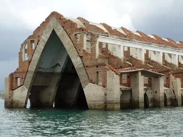 Vestígios do antigo nível das águas na Igreja do Sagrado Coração de Jesus em Petrolândia antes da estiagem podem ser percebidos por Paula Cavalcante/ G1
