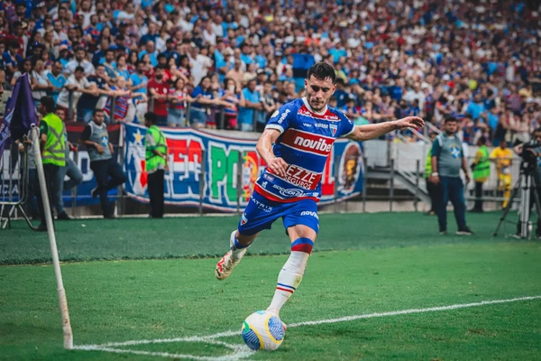 Vitória negocia contratação do volante Emmanuel Martínez, do Fortaleza