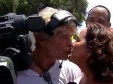 Imagem - Andrea Silva dá selinho no marido cinegrafista ao vivo durante a Lavagem do Bonfim