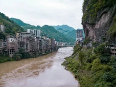 Imagem - 30 metros: moradores vivem espremidos entre a montanha e o rio na cidade mais estreita do mundo