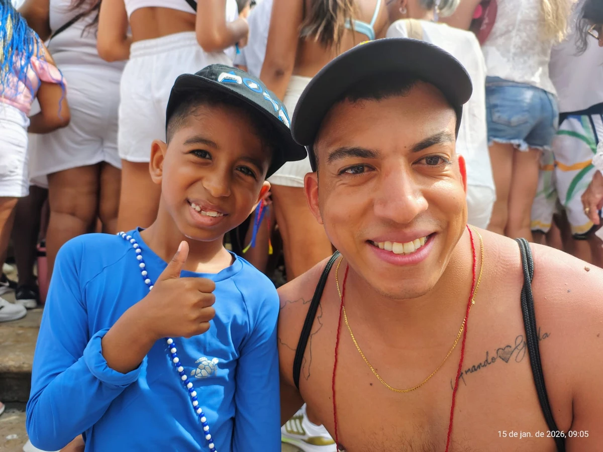 Amandofrequenta a Lavagem do Bonfim há cinco anos e associa a presença recorrente a um período de sorte, então trouxe Caio que fez o percurso no pescoço do pai, diz que tem fé e carrega um pedido que prefere manter em segredo por Flavia Azevedo