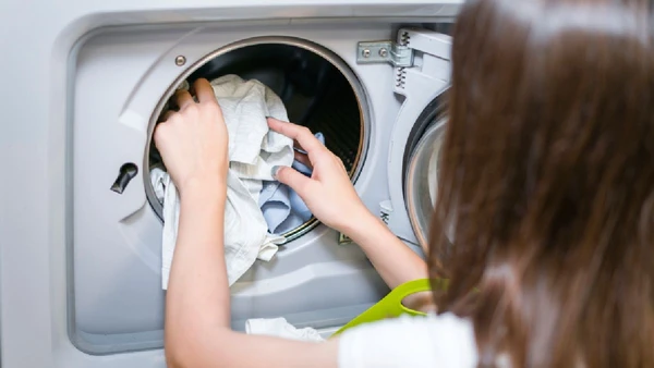 Apesar de incomum, alguns banheiros antigos possuem maquina de lavar integrada