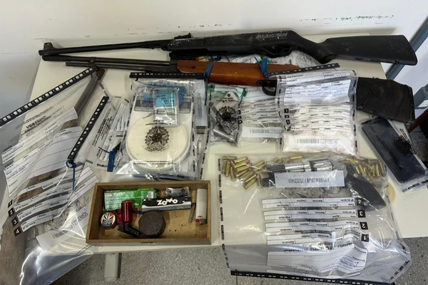 Armas e munições foram apreendidas