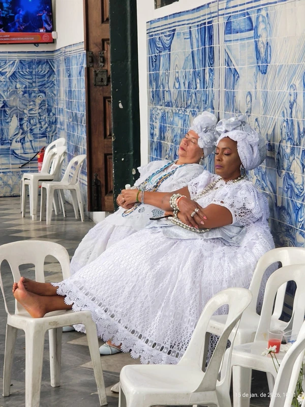 As baianas descansando enquanto aguardam chegada do Senhor do Bonfim por Flávia Azevedo/CORREIO