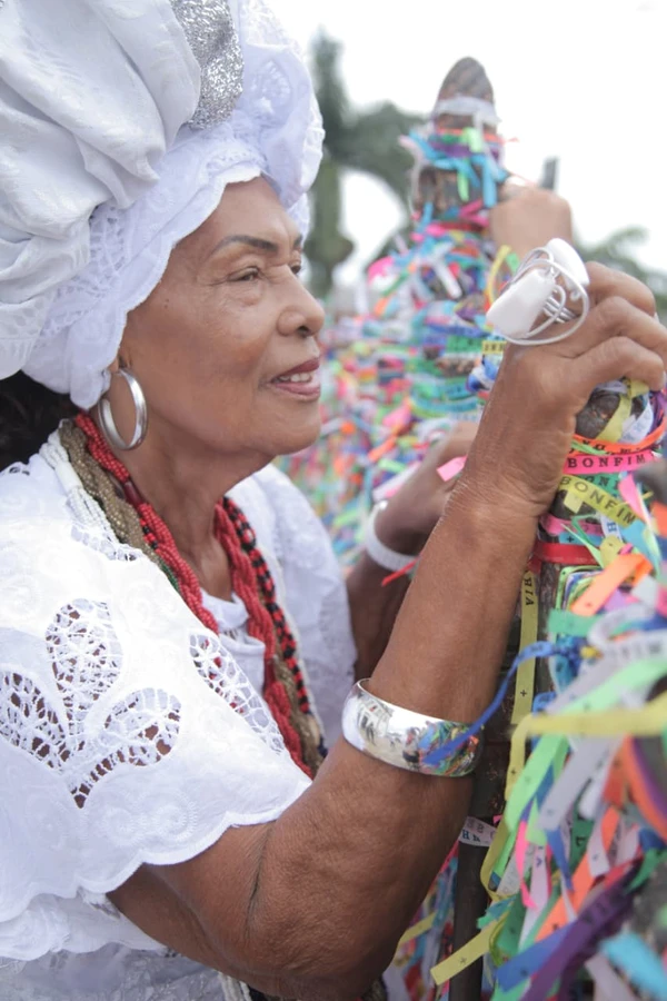 Baiana com as fitinhas por Sora Maia/CORREIO