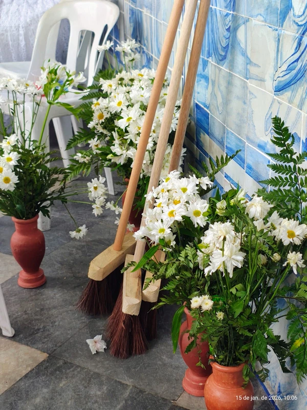 Baianas com as vassouras, água de cheiro e a igreja decorada esperando pelo Senhor do Bonfim por Flávia Azevedo/CORREIO