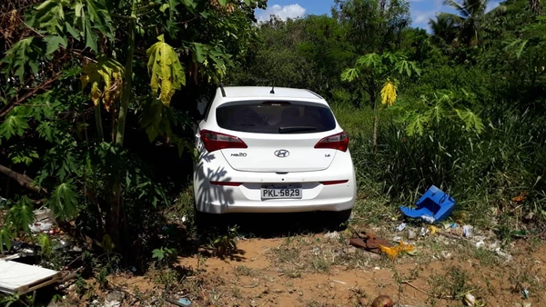 Carro achado em matagal por Bruno Wendel/CORREIO