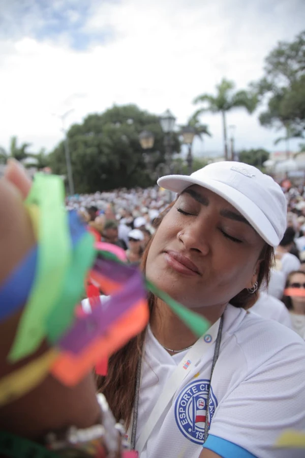 Daniela Fonseca diz que é por causa do  Senhor do Bonfim que cai e se levanta, e celebra o dia sem sentir a dor na coluna que sempre a acompanha por Sora Maia