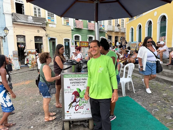 “É a bebida do verão”: suco com receita secreta faz sucesso e atrai turistas em Salvador por Esther Morais