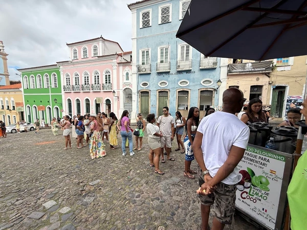 “É a bebida do verão”: suco com receita secreta faz sucesso e atrai turistas em Salvador por Esther Morais