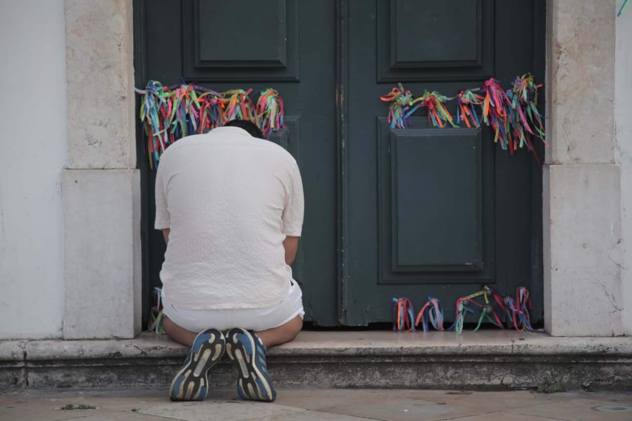 Fiel reza no Bonfim por Sora Maia/CORREIO