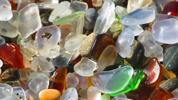 Glass Beach prova que a regeneração ambiental pode criar paisagens deslumbrantes a partir de resíduos antigos
