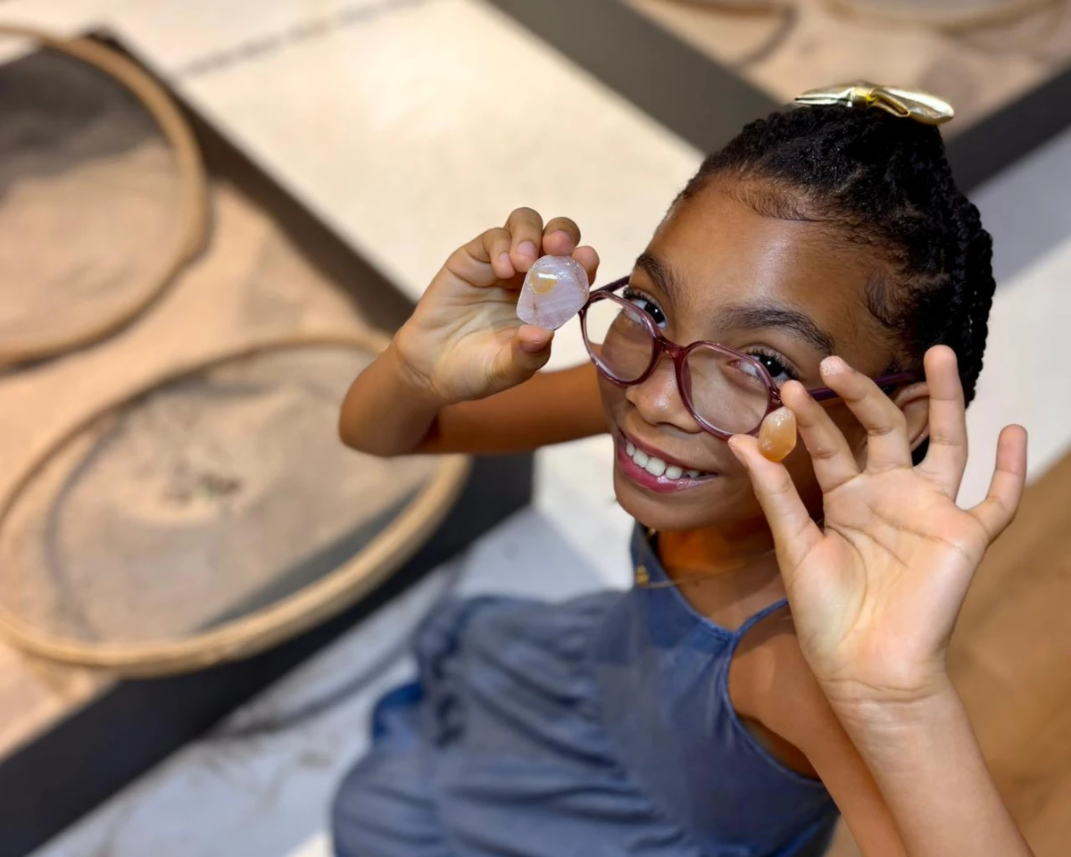 Júlia Bastos, 11 anos, já conferiu as atrações da exposição de geologia, inclusive o mini garimpo