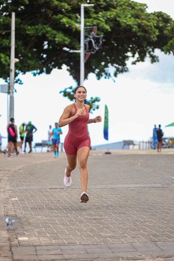 Júlia Malvar já pratica corrida, natação e musculação, mas deixou a atividade física como prioridade nas férias e no verão por Acervo pessoal