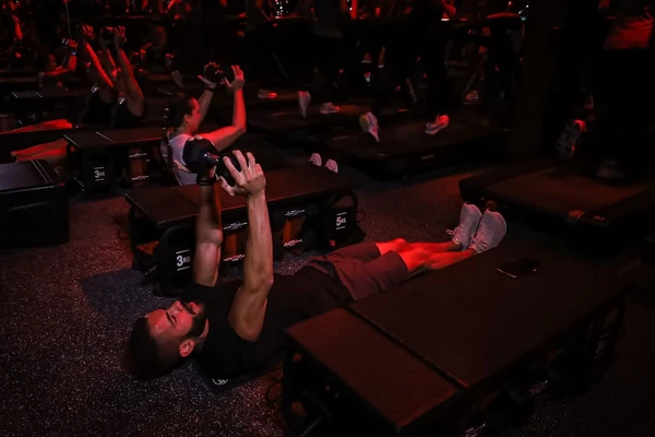 O ‘verão sem ressaca’ sintetiza uma rotina que tem sido observada na Race Bootcamp, complexo fitness focado em treino que mistura funcional com tiros na esteira por Divulgação